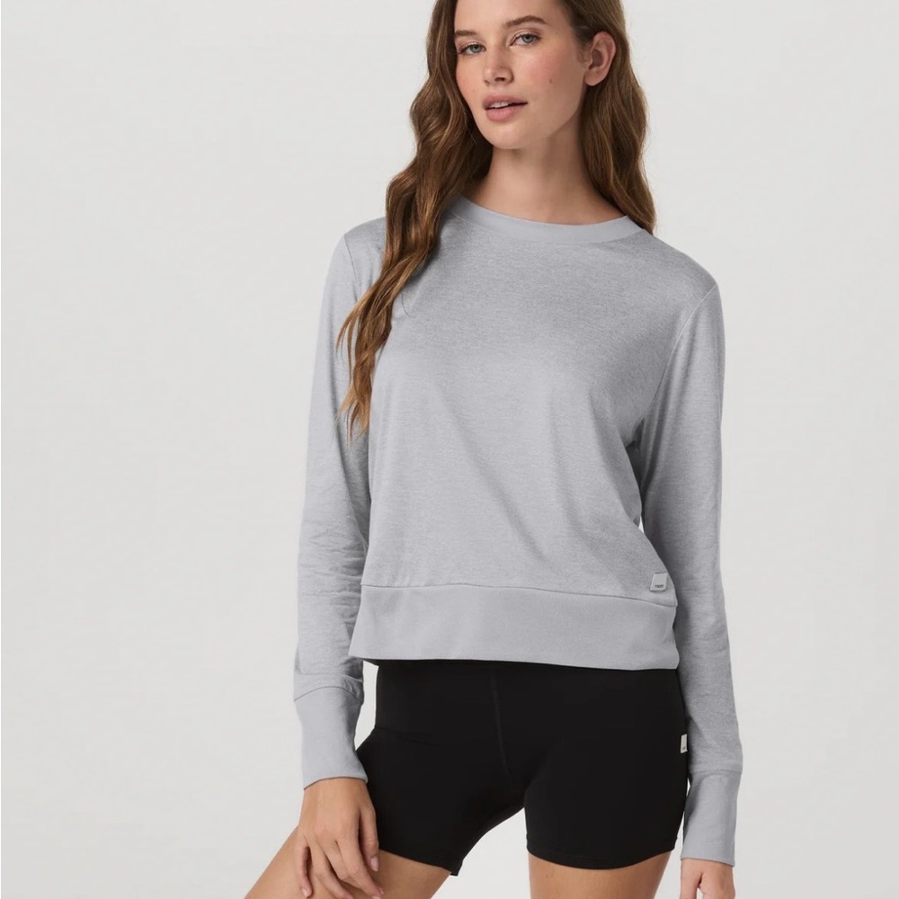 LIKE NEW Vuori Daydream Crew Shirt Light Heather Gray Womens